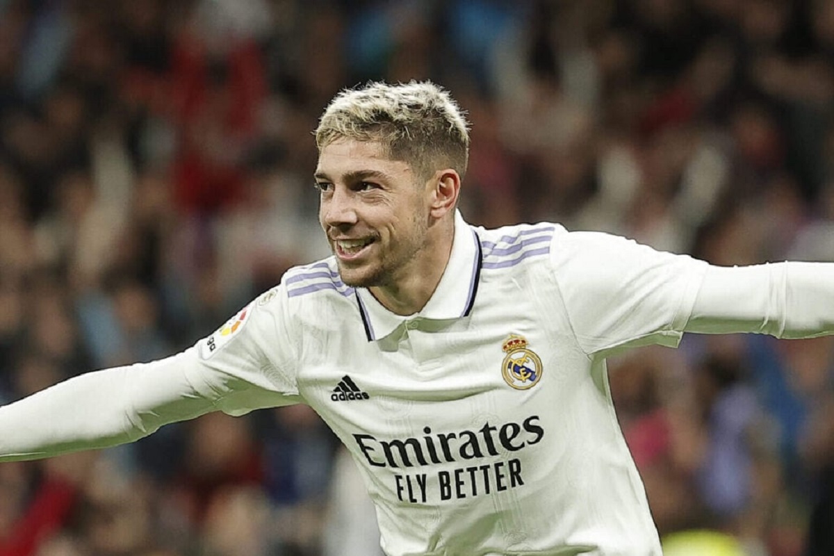 Real Madrid Fede Valverde frappe un joueur de Villarreal après le