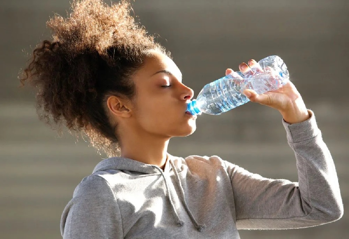 Voici pourquoi il faut boire les matins de leau à jeun YOP L FRII