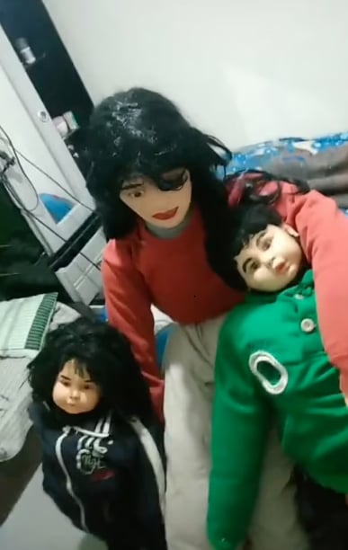 Homme en couple avec poupée