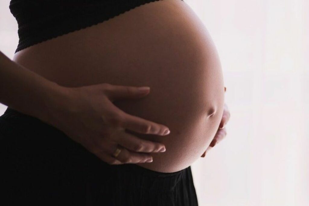Insolite : Une jeune fille met en vente sa grossesse de 5 mois pour…
