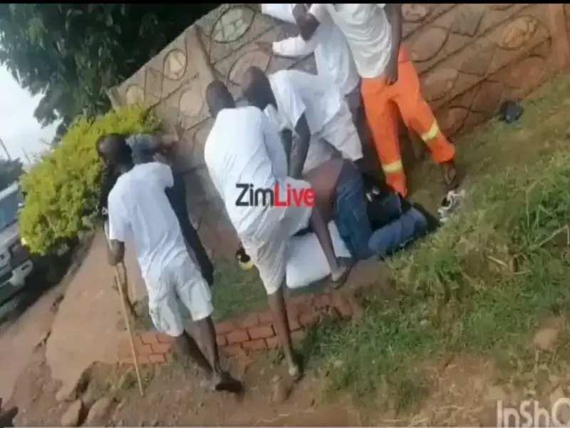 Zimbabwe : 2 fidèles pointent des armes à feu sur leur pasteur (vidéo)