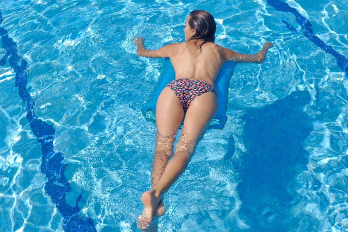 Femmes nager seins nμs