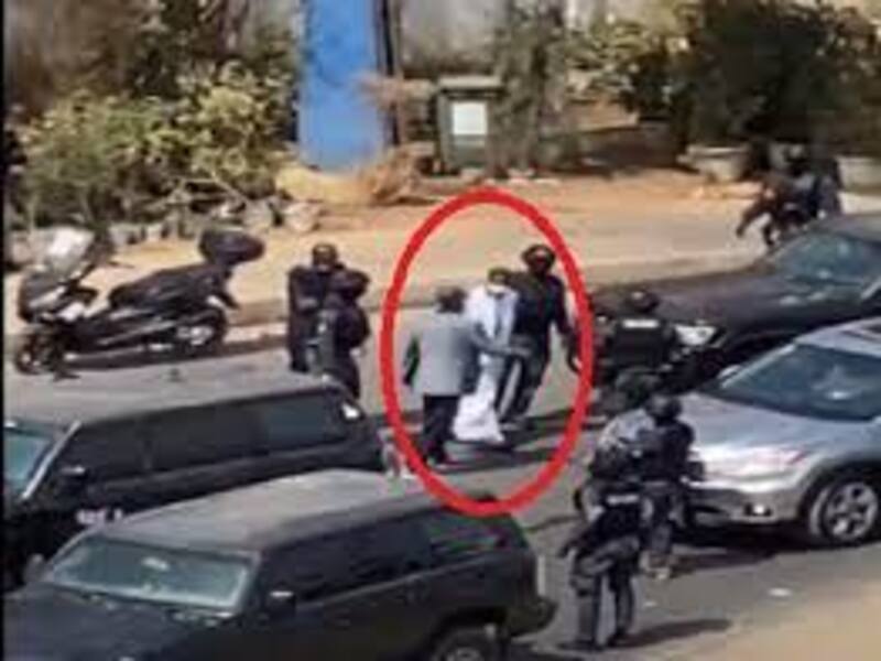  Urgent / Sénégal : Ousmane Sonko arrêté, des centaines de jeunes attaquent 2 véhicules de la gendarmerie