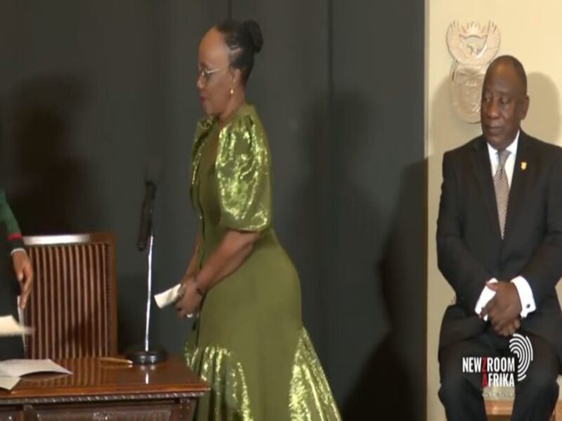 La vidéo du président Ramaphosa appréciant les rondeurs généreuses de sa nouvelle ministre enflamme la toile