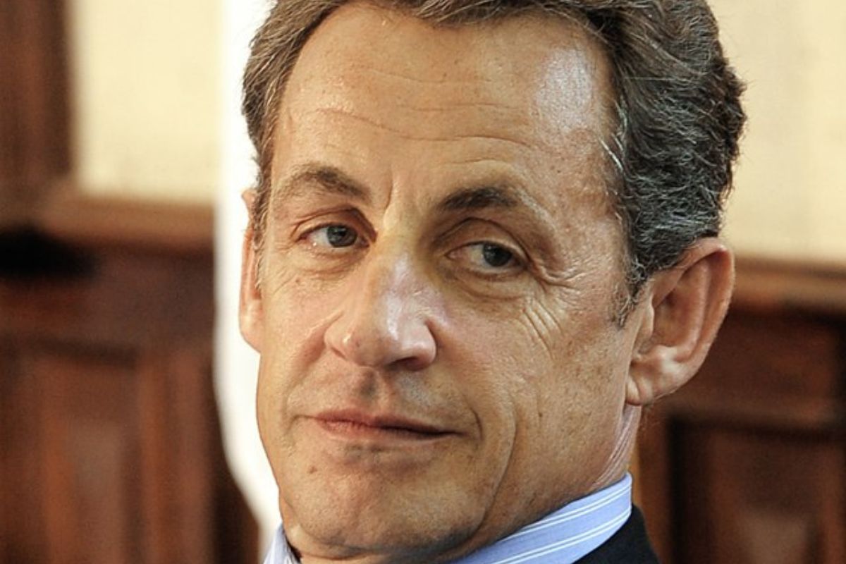 En prison, Nicolas Sarkozy protégé par deux policiers