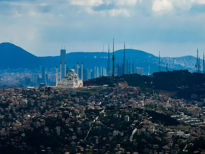  Turquie : Un nuage noir recouvre Istanbul transformant le jour en nuit (vidéo)