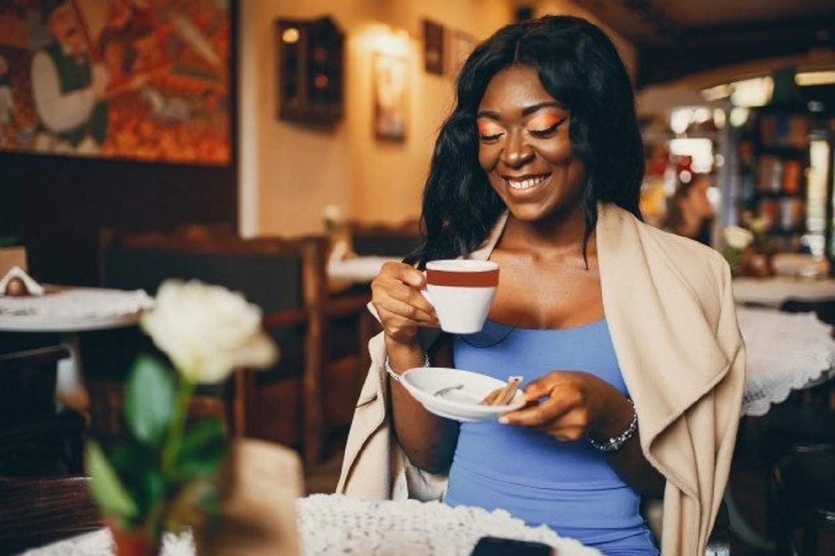 Ni eau ni café : voici la boisson approuvée par les experts régénère le foie et améliore la digestion