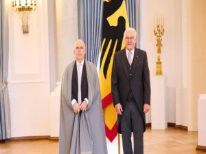 Le nouvel ambassadeur d'Algérie en Allemagne met la toile en feu avec sa tenue vestimentaire (photo)