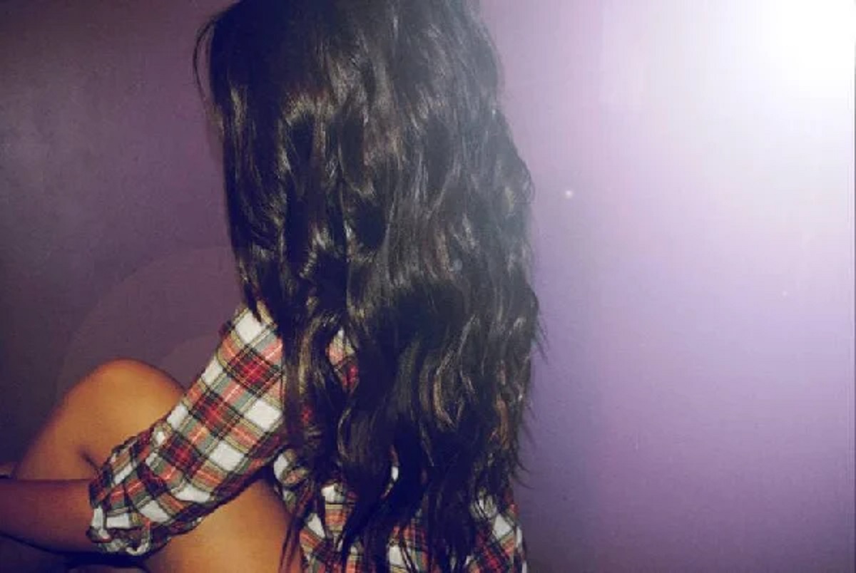 фото девушки спиной с длинными волосами брюнетки
