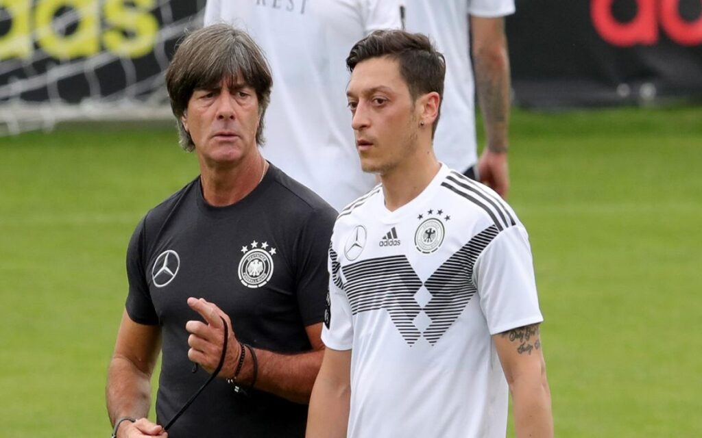 Mesut Özil et Joachim Löw