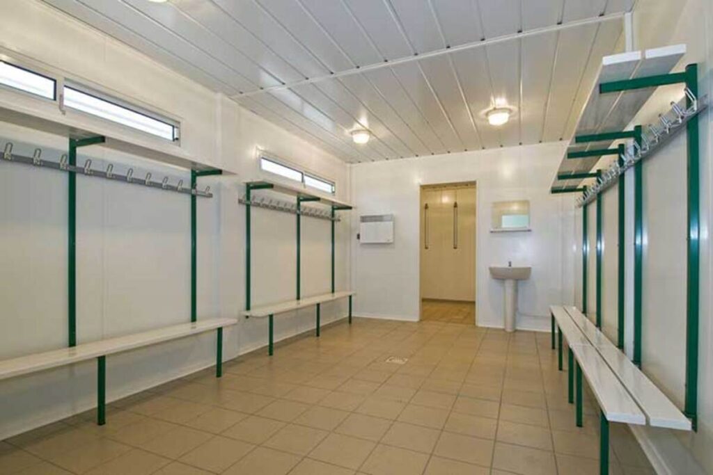 “Leur vestiaire ressemble à une cellule de prison”, ce club anglais prend cher