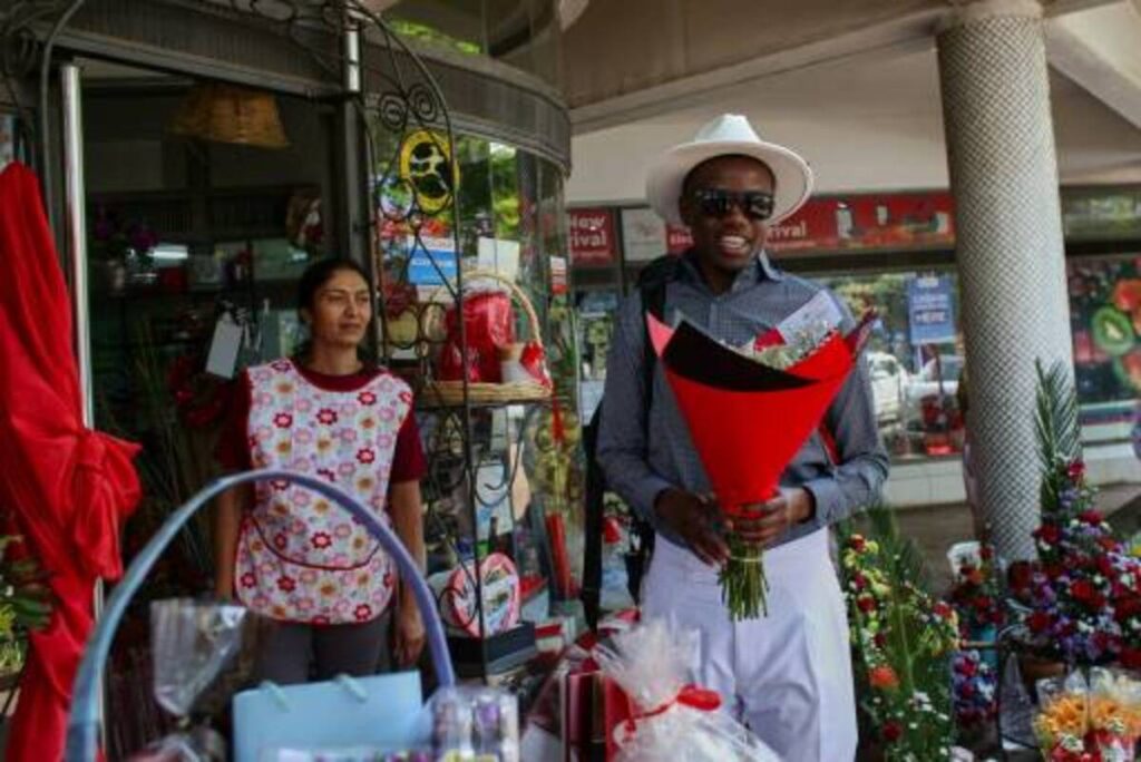 Saint-Valentin au Zimbabwe  les amoureux surprennent leur dulcinée d’une façon très originale