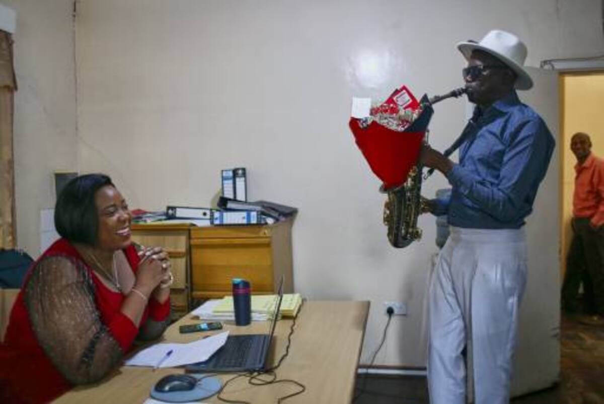 Saint-Valentin au Zimbabwe  les amoureux surprennent leur dulcinée d’une façon très originale