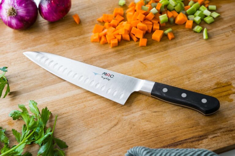 Trompée, elle coupe le s3xe de son compagnon avec un couteau de cuisine