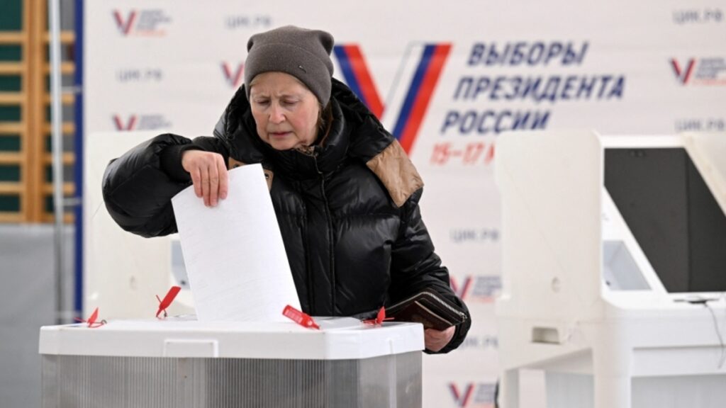 Russie : huit jours de détention pour avoir écrit "Non à la guerre" sur son bulletin