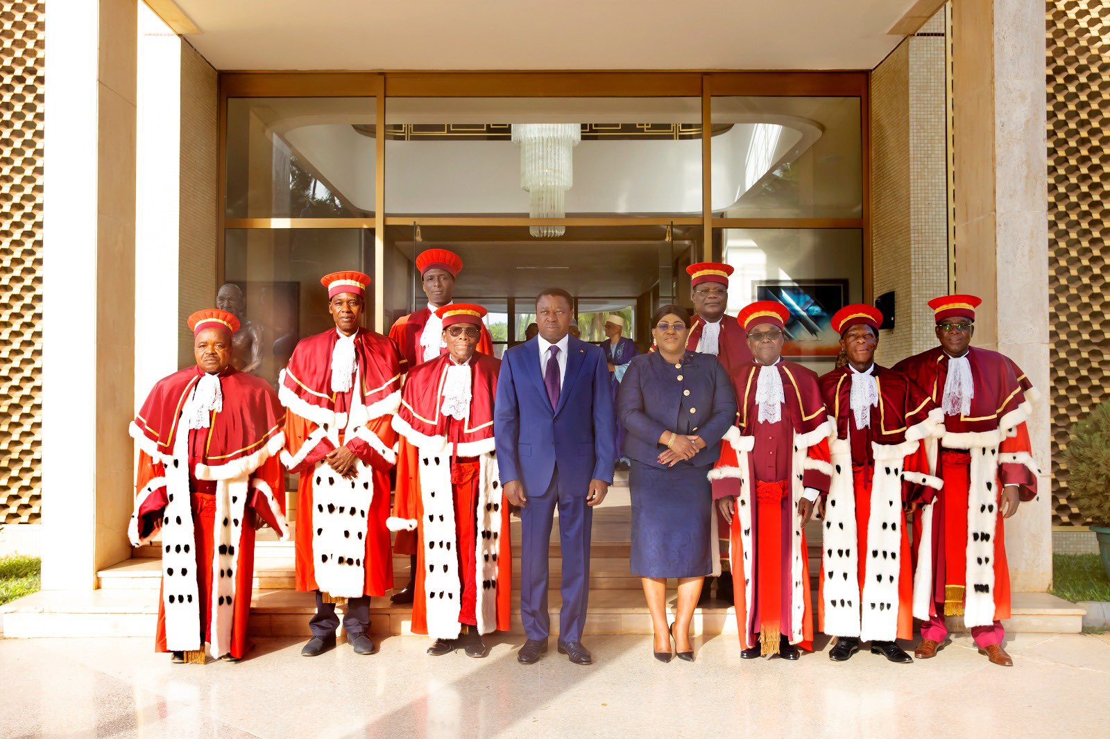 Président Faure Gnassingbé avec les membres de la Cour Constitutionnelle