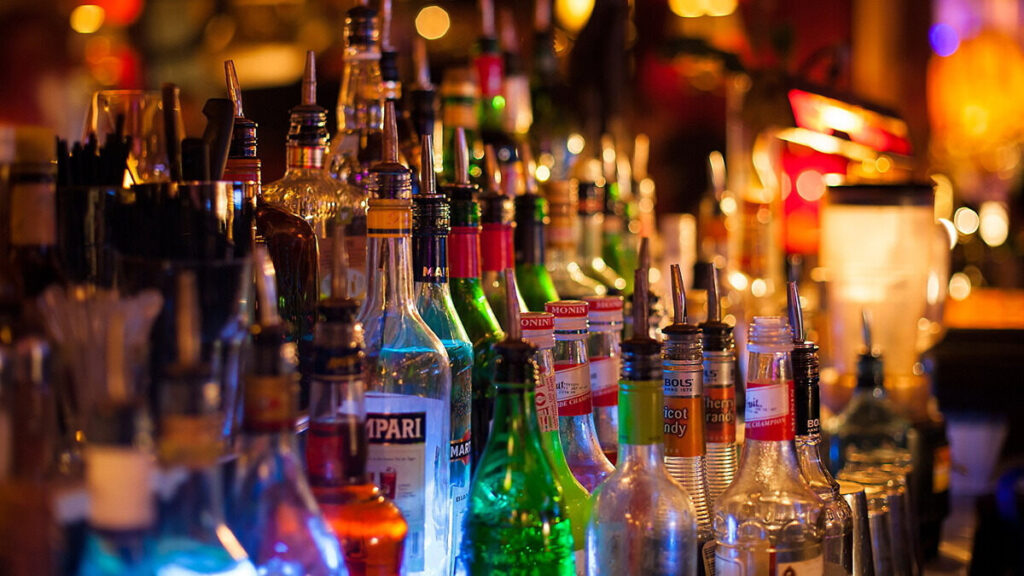 Expulsé d'un bar, un homme fonce en voiture sur les clients