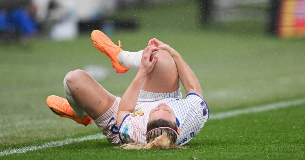 Foot : blessée à un genou, Le Sommer opérée