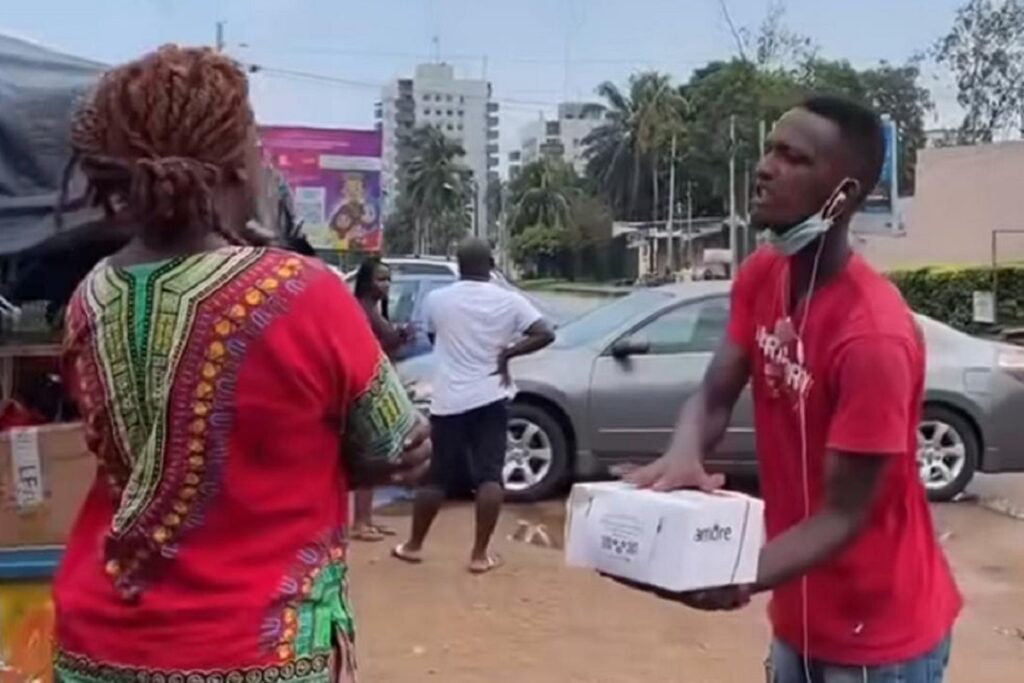Côte d'Ivoire Livreur Cliente Gâteau d'anniversaire