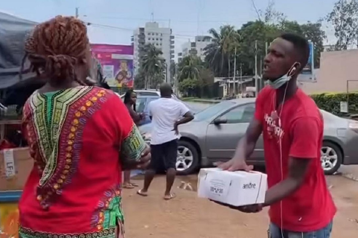 Côte d'Ivoire Livreur Cliente Gâteau d'anniversaire