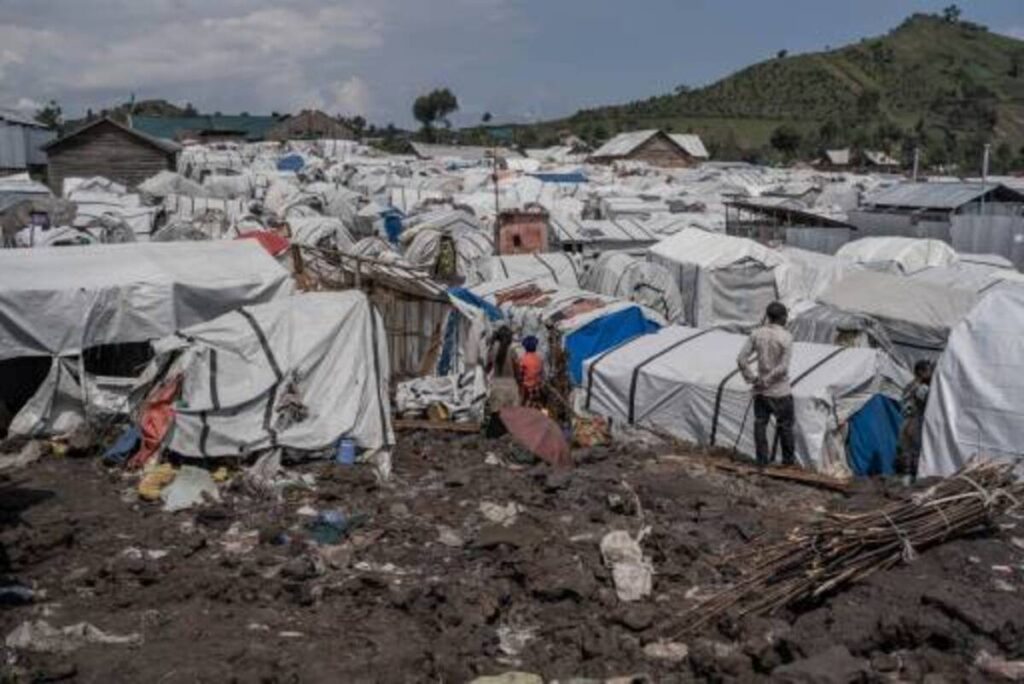 Camp de déplacés bombardé