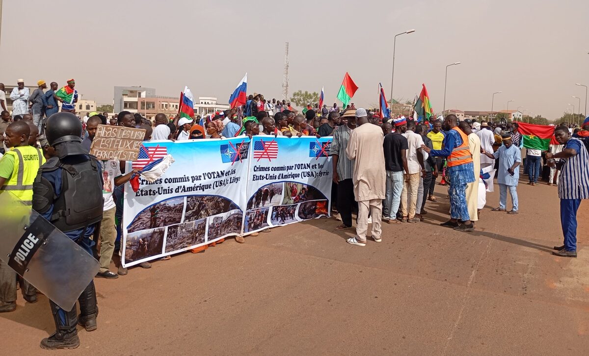 Burkina : des centaines de manifestants devant l'ambassade des États-Unis