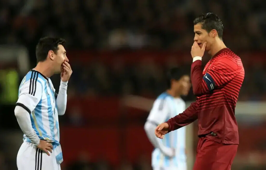 Football : voici pourquoi les joueurs se cachent la bouche quand ils parlent ?
