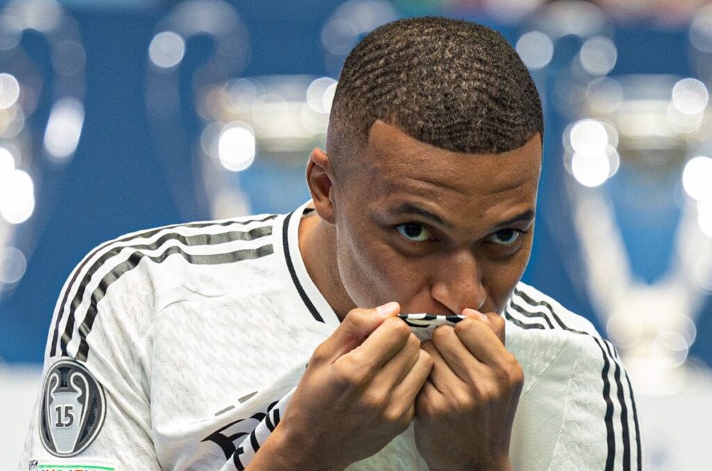 Kylian Mbappé Maillot Real Madrid Real Madrid / Kylian Mbappé fait taire les critiques ; voici comment