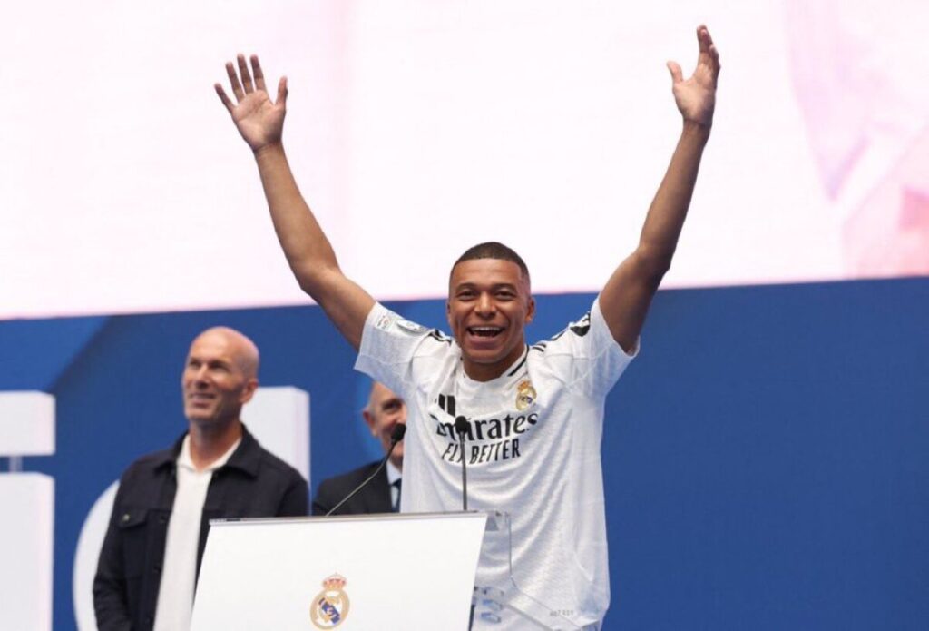 Kylian Mbappé : "Ça y est, je suis là", les premiers mots du joueur à Madrid