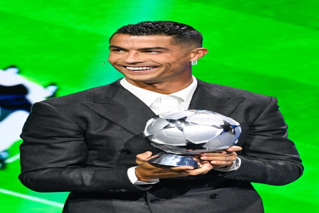 Cristiano Ronaldo : la star reçoit un précieux trophée de l’UEFA(Photo)