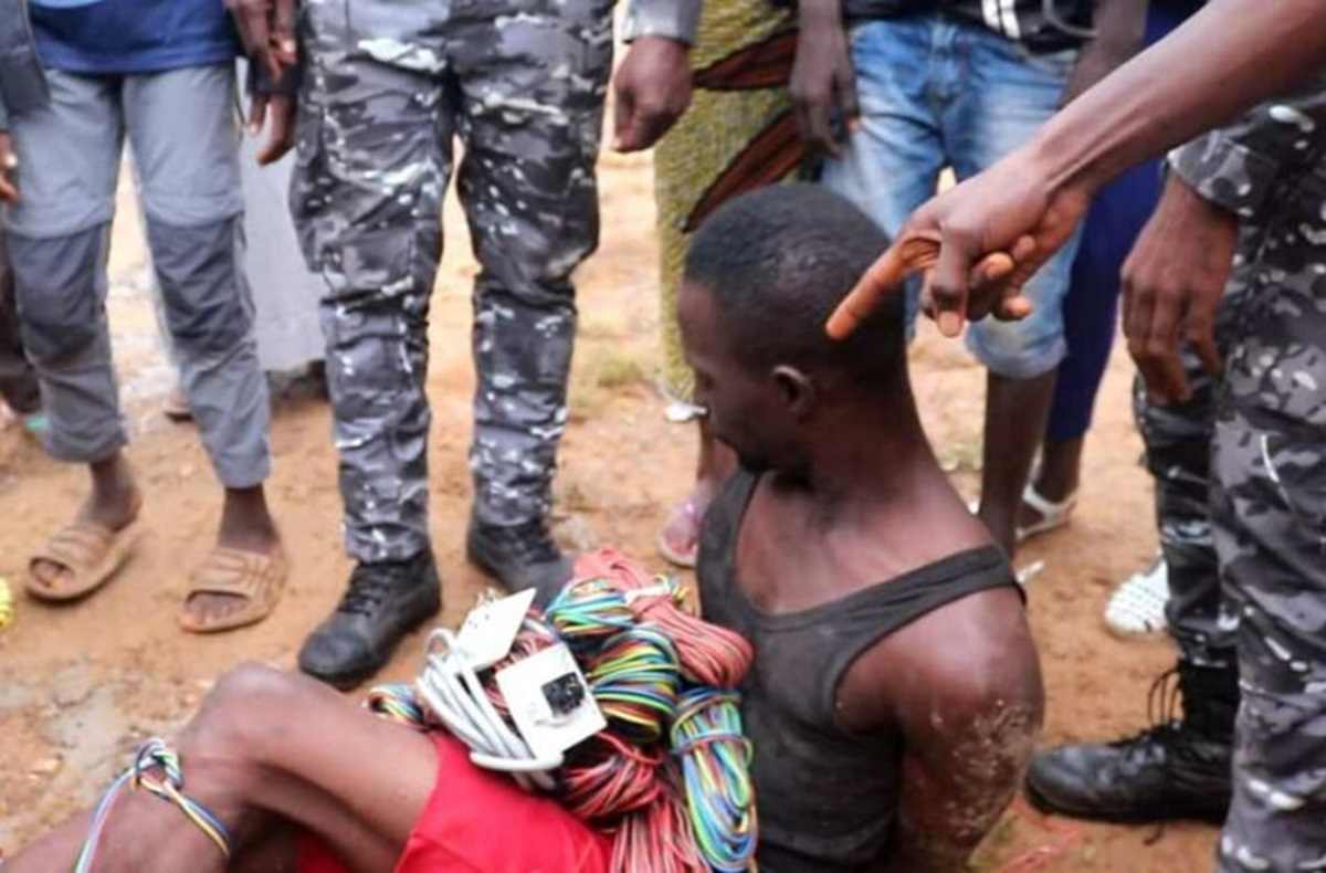 Côte d'Ivoire un voleur de câbles électriques surpris en plein acte dans un collège