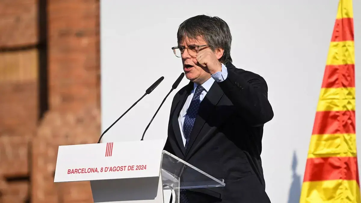 Surprise en Espagne : Puigdemont réapparaît après sept ans d'exil et disparaît à nouveau
