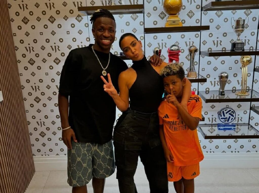 Vinicius reçoit la visite de Kim Kardashian à son domicile; la toile  s'enflamme - YOP L-FRII