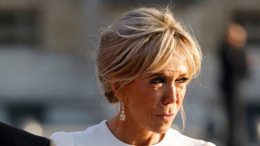 Infox sur Brigitte Macron femme transgenre : deux femmes serrées durement par la police