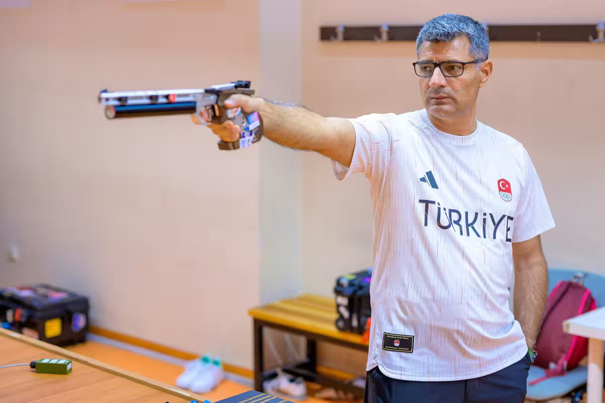 JO Paris 2024 : le tireur turc Yusuf Dikeç devenu célèbre après sa pose qui a fait le buzz prend une décision politique