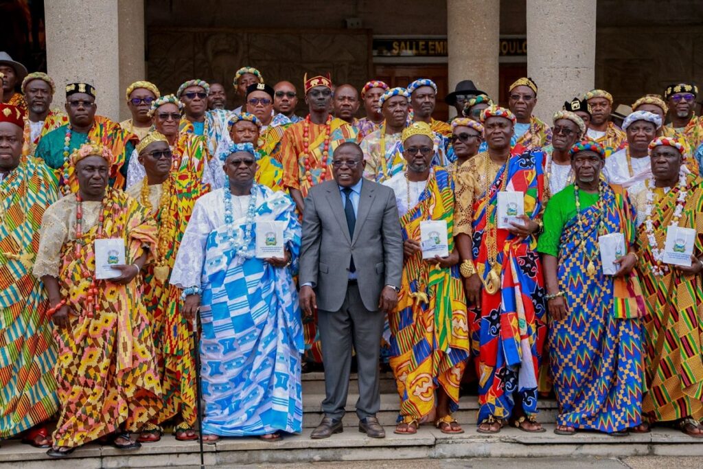 Côte d'Ivoire Cissé Bacongo offre aux chefs traditionnels Atchan et Akyé des...