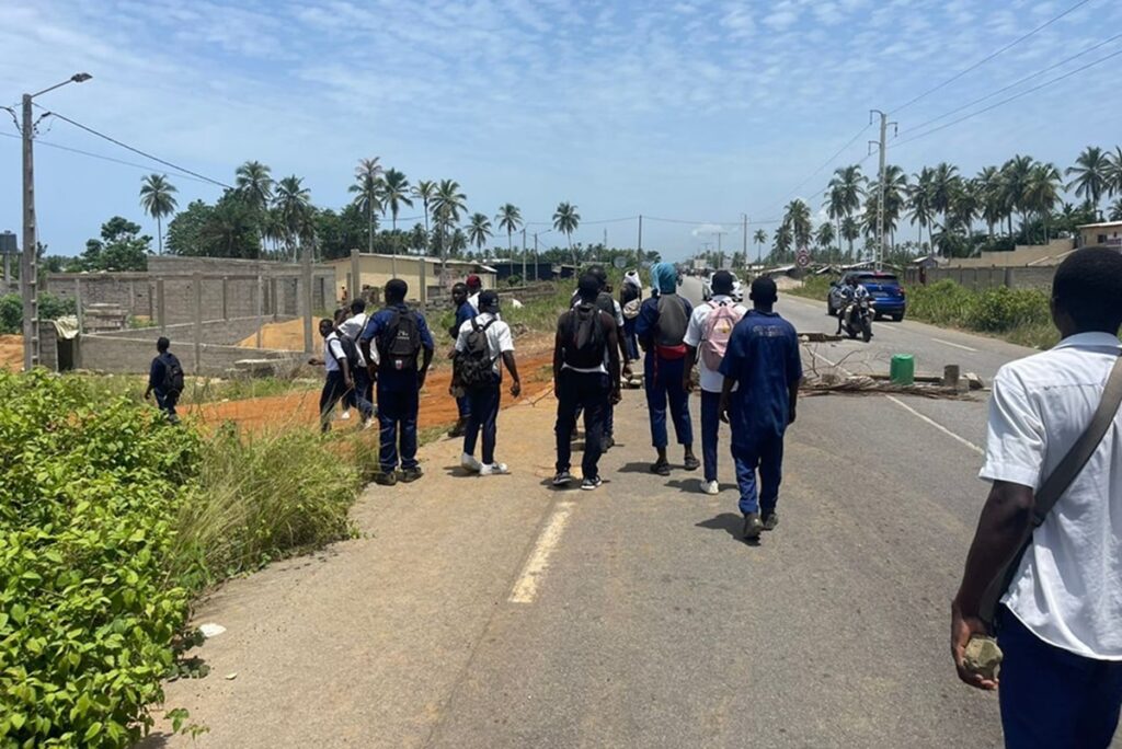 Côte d'Ivoire Les élèves de ce lycée arrêtent les cours pour protester contre leur enseignant la raison.