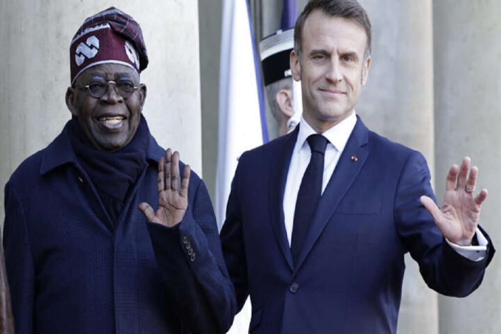 Le président français Emmanuel Macron (à droite) accueille son homologue nigérian Bola Tinubu avant leur entretien au palais de l'Élysée, à Paris, le 28 novembre 2024.