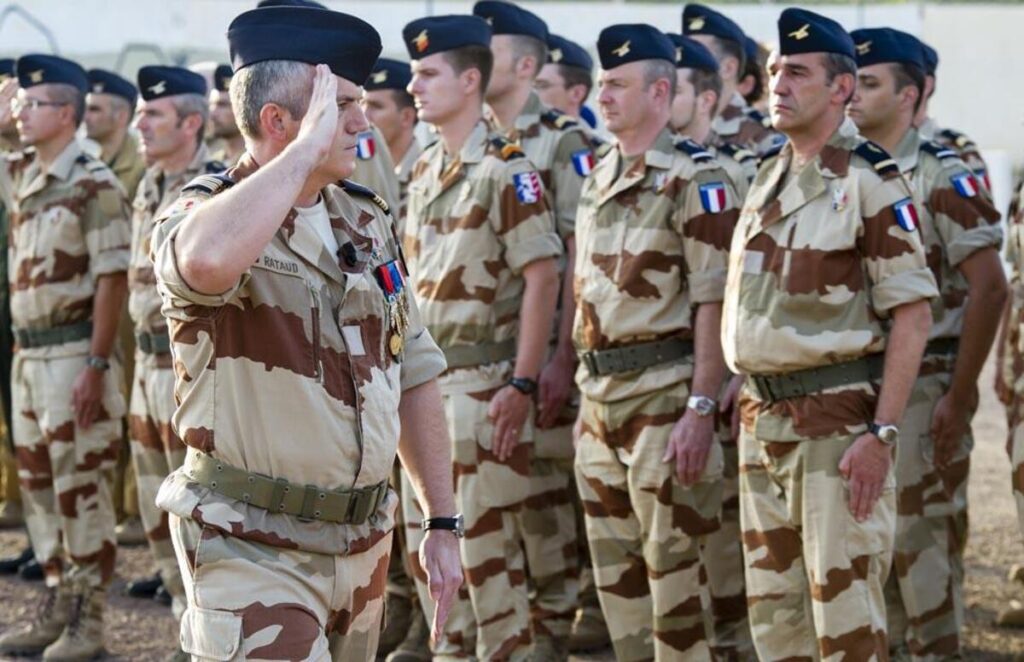 "France dehors" ; Ce pays africain en a marre des troupes françaises sur son territoire