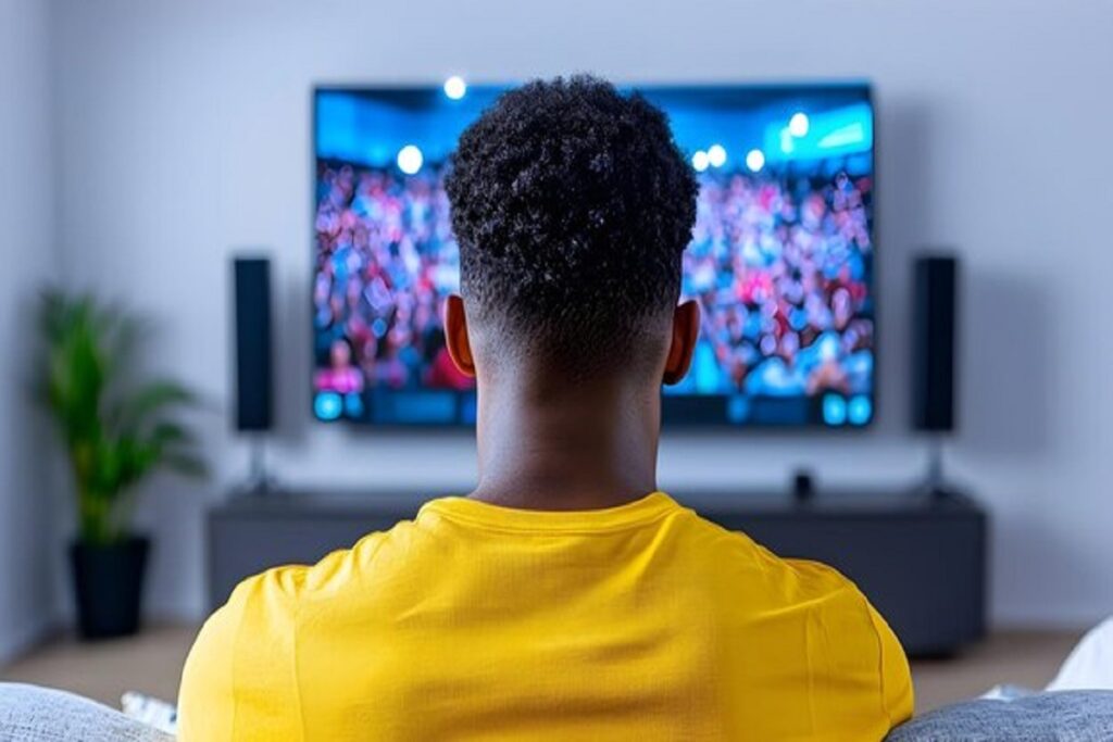 Homme devant télé