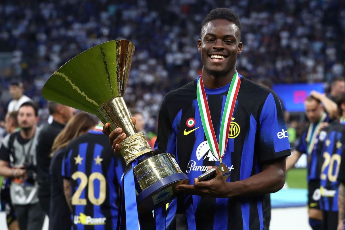 Yann Bisseck avec le maillot de l'Inter Milan. Il ne veut pas le Cameroun de Samuel Eto'o