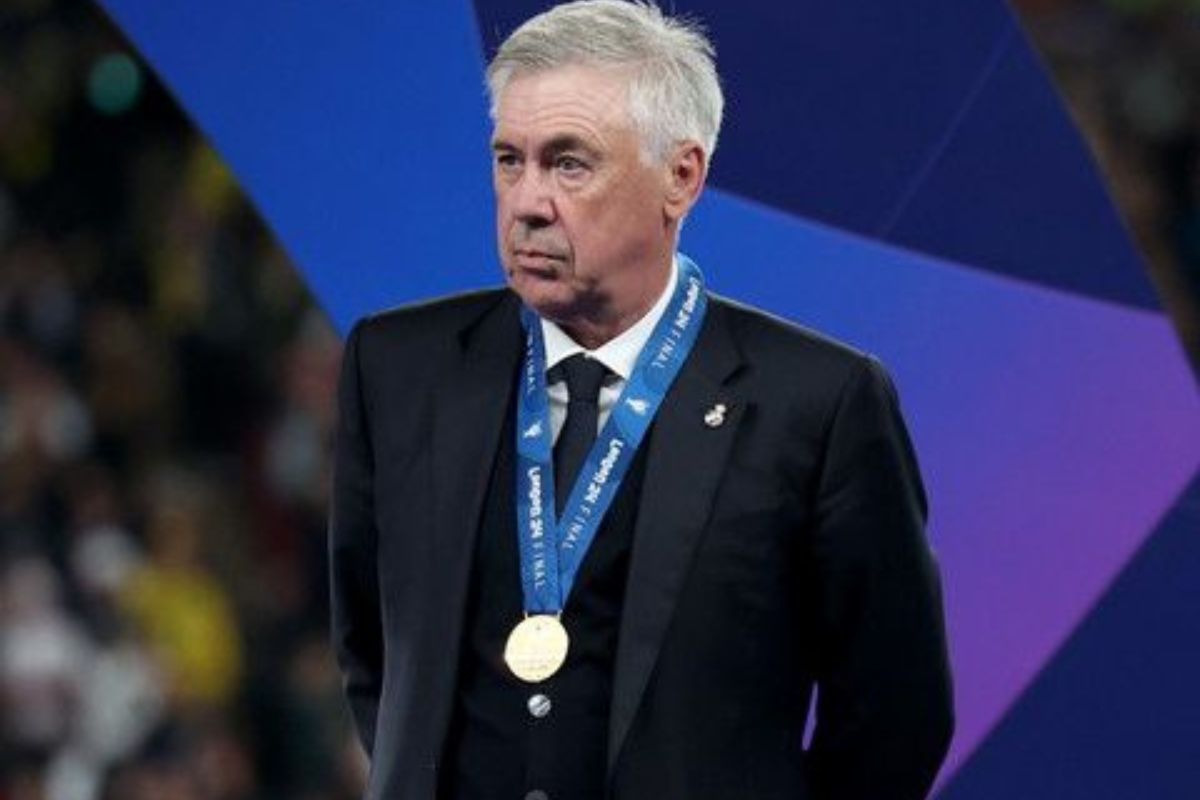 Carlo Ancelotti et sa médaille de champion