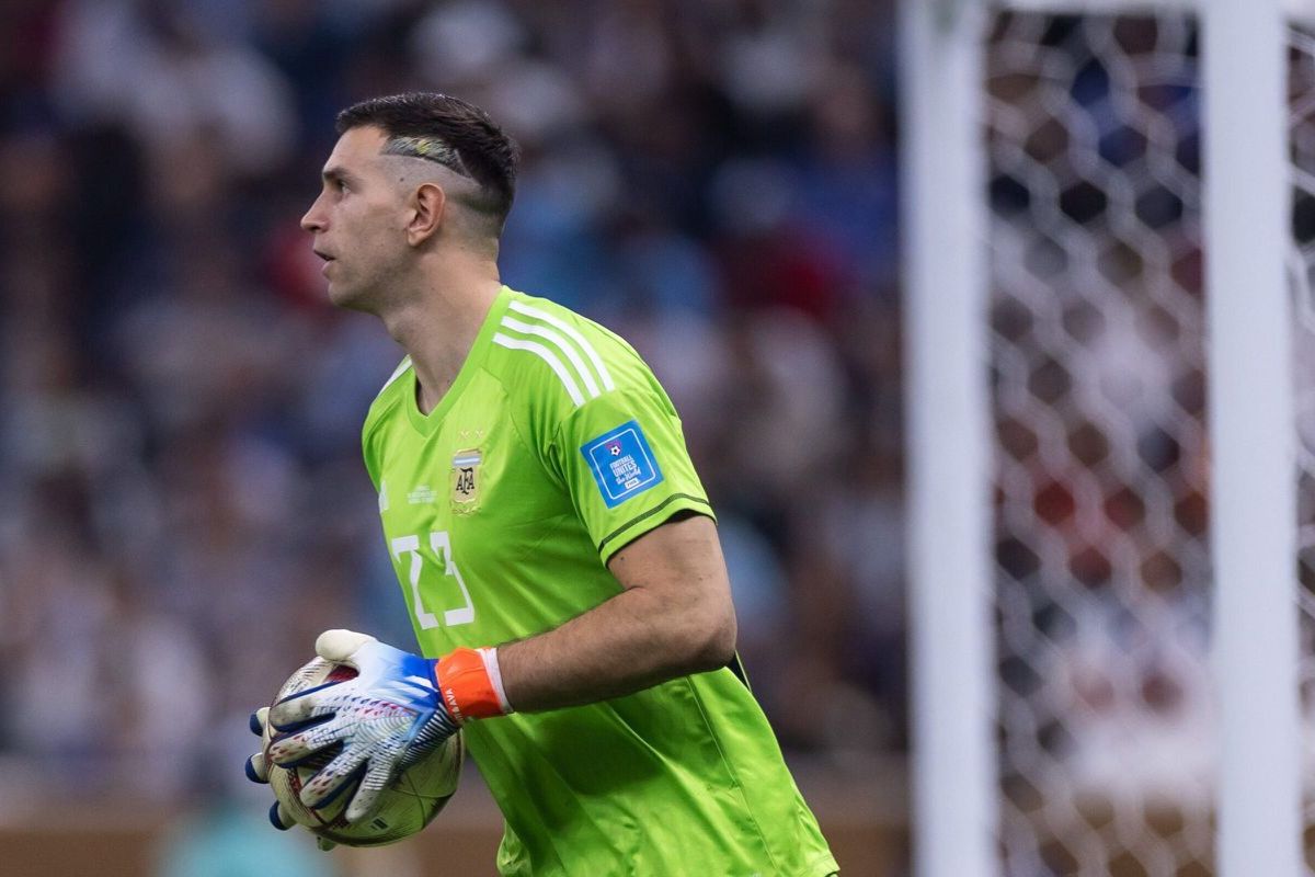Dibu Martinez avec le ballon