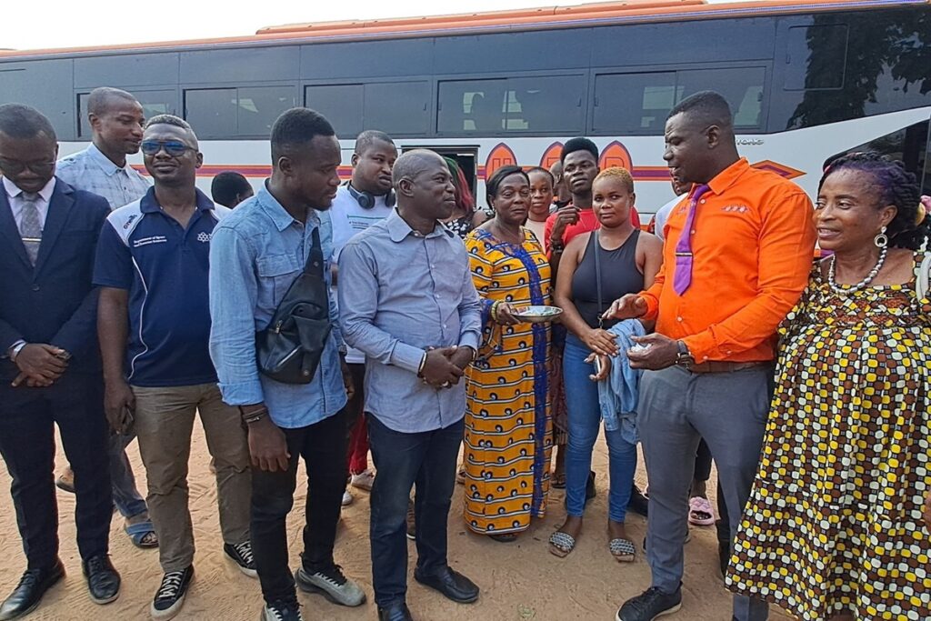 Côte d'Ivoire une femme accouche dans un bus de l'UTB ; voici ce que décident les passagers