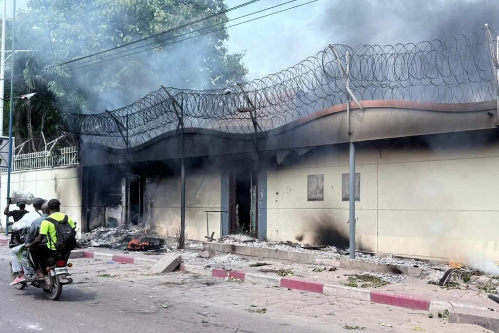 L'ambassade de France mise à feu dans ce pays africain