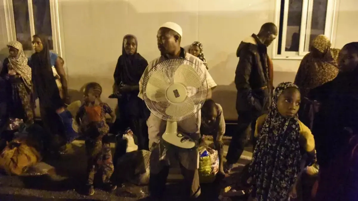 A Aden, grande ville portuaire du sud du Yémen, des milliers de migrants somaliens vivent dans des maisons de fortune privées d'eau courante et d'électricité, Niger : l’armée vient au secours de 50 migrants dans le désert camps migrants Afrique Les États-Unis courtisent ce pays africain pour accueillir les migrants expulsés