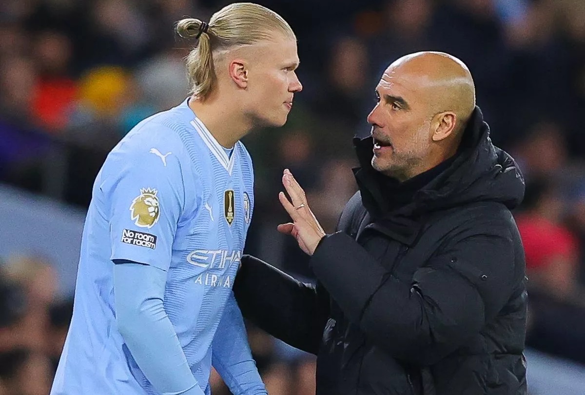 Pep Guardiola, coach de Manchester City : "Il le pousse, il l'embrasse, il le serre dans ses bras..."