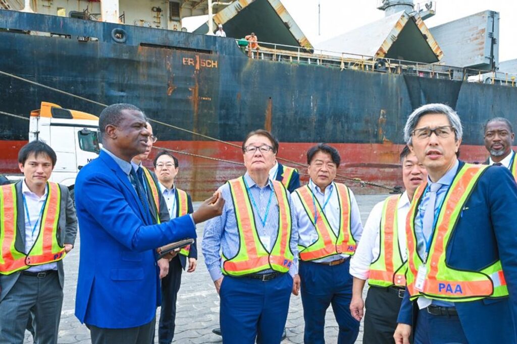 De hauts cadres japonais débarquent au port d'Abidjan la raison