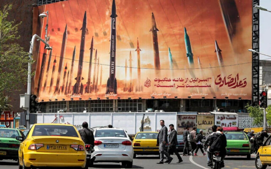 L'Iran présente un nouveau missile balistique à longue portée