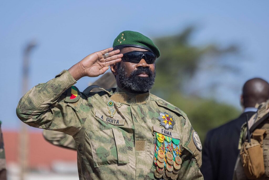 Mali Assimi Goïta fait parler son cœur ; il offre du riz, du mil, du sucre et de l’huile à ...